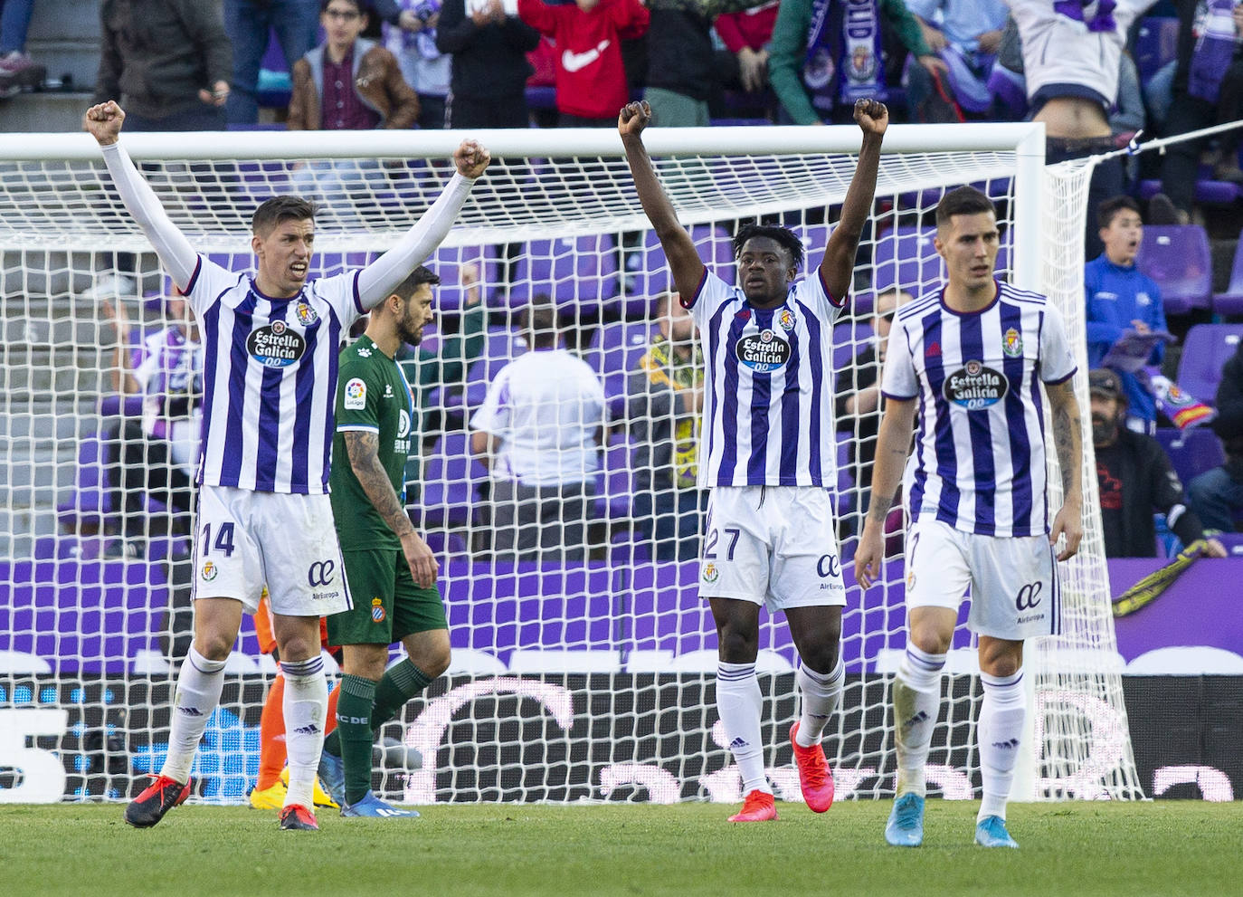 Los goles de Sandro y Sergi Guardiola desatascaron un partido plomizo en el que el Espanyol jugó con uno menos durante más de una hora. 