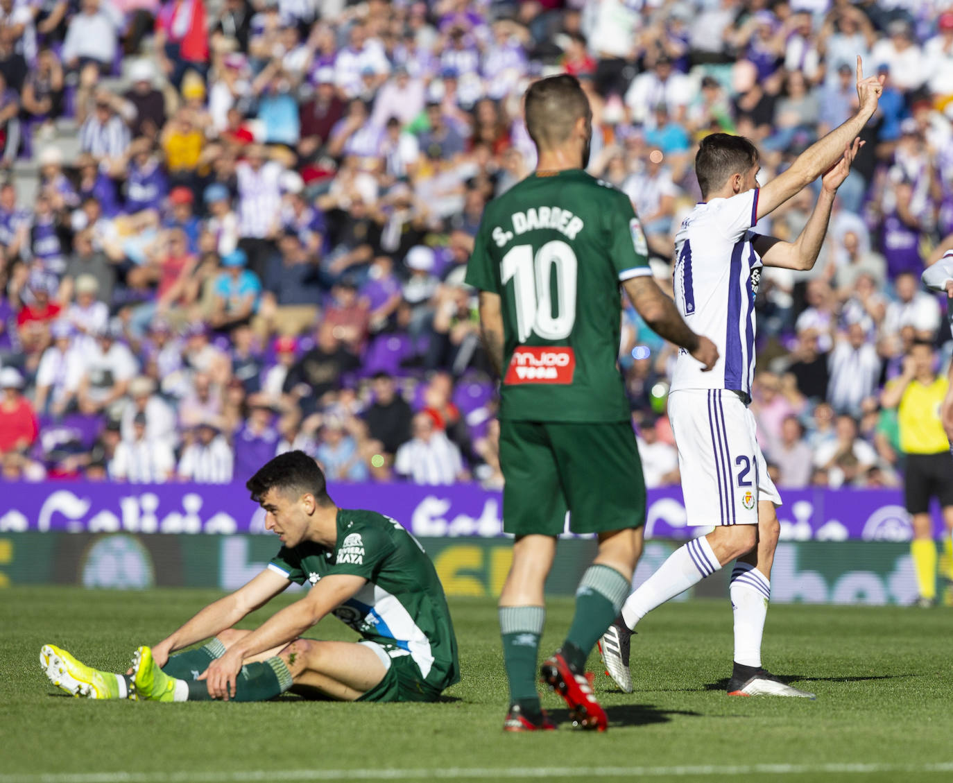 Los goles de Sandro y Sergi Guardiola desatascaron un partido plomizo en el que el Espanyol jugó con uno menos durante más de una hora. 