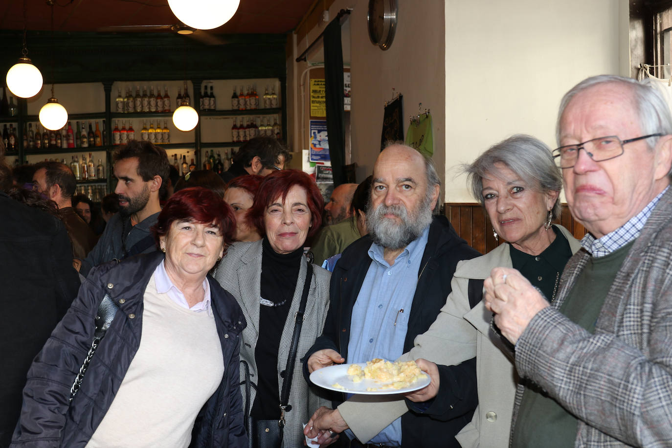 Cientos de personas han participado en la mañana de este domingo en la fiesta de despedida del mítico bar Penicilino, que reabrirá cuando se reforme el edificio. 