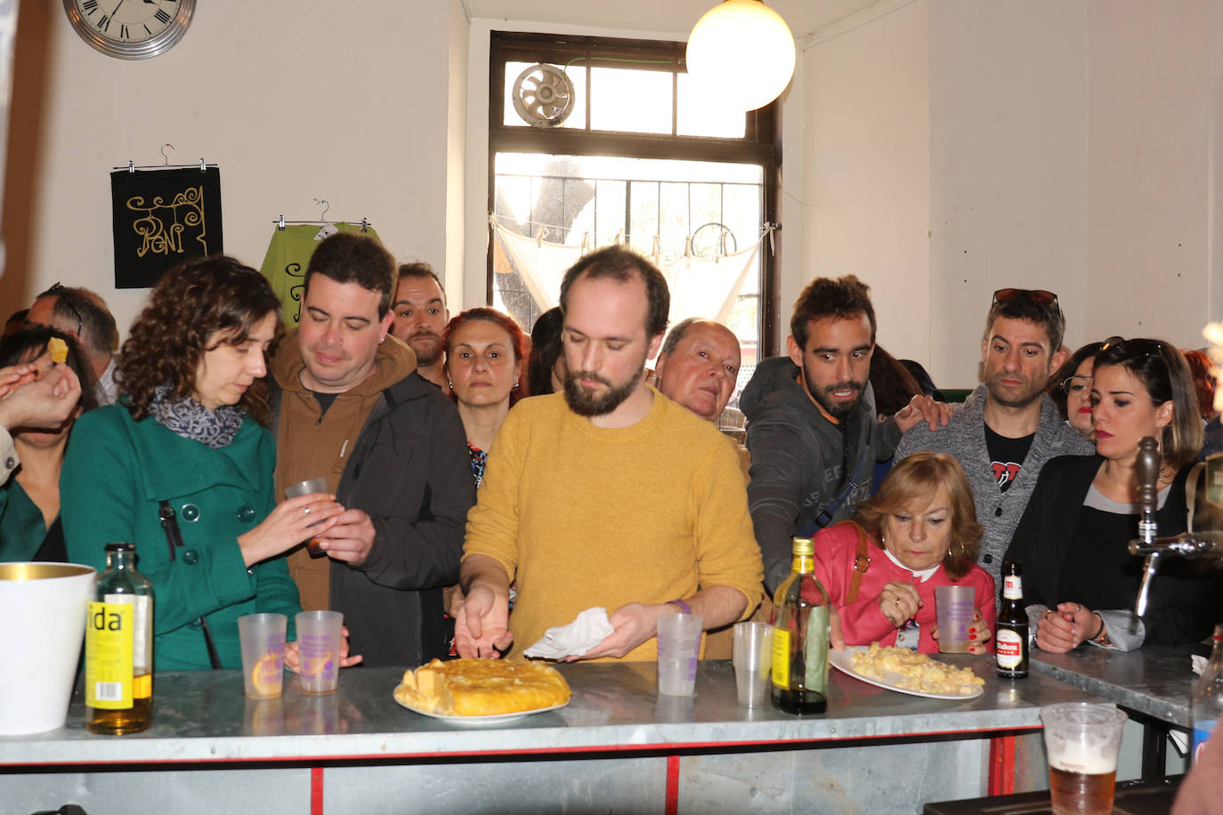 Cientos de personas han participado en la mañana de este domingo en la fiesta de despedida del mítico bar Penicilino, que reabrirá cuando se reforme el edificio. 