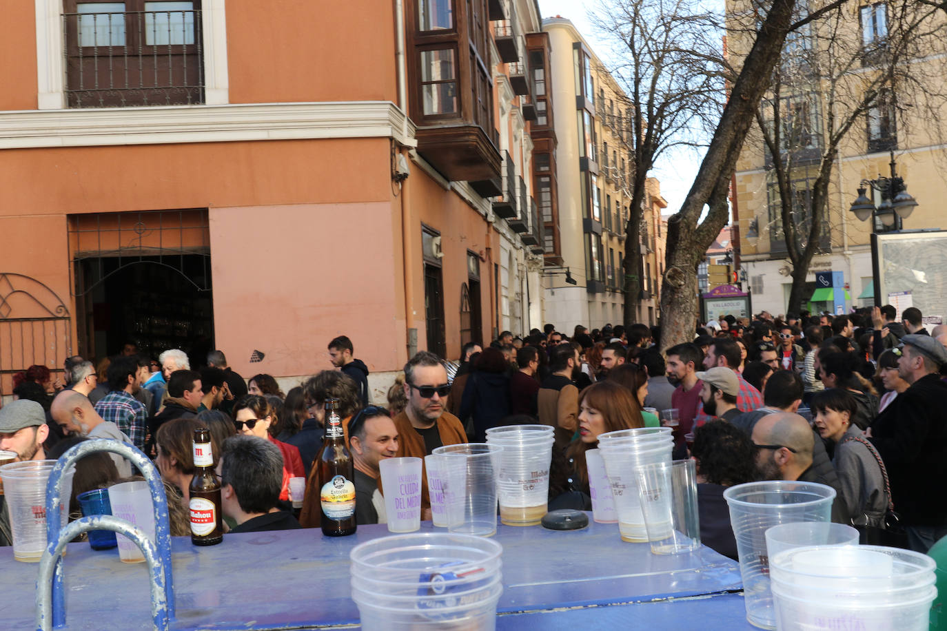 Cientos de personas han participado en la mañana de este domingo en la fiesta de despedida del mítico bar Penicilino, que reabrirá cuando se reforme el edificio. 