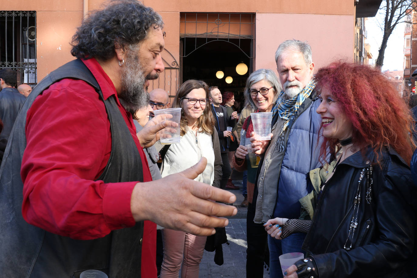 Cientos de personas han participado en la mañana de este domingo en la fiesta de despedida del mítico bar Penicilino, que reabrirá cuando se reforme el edificio. 