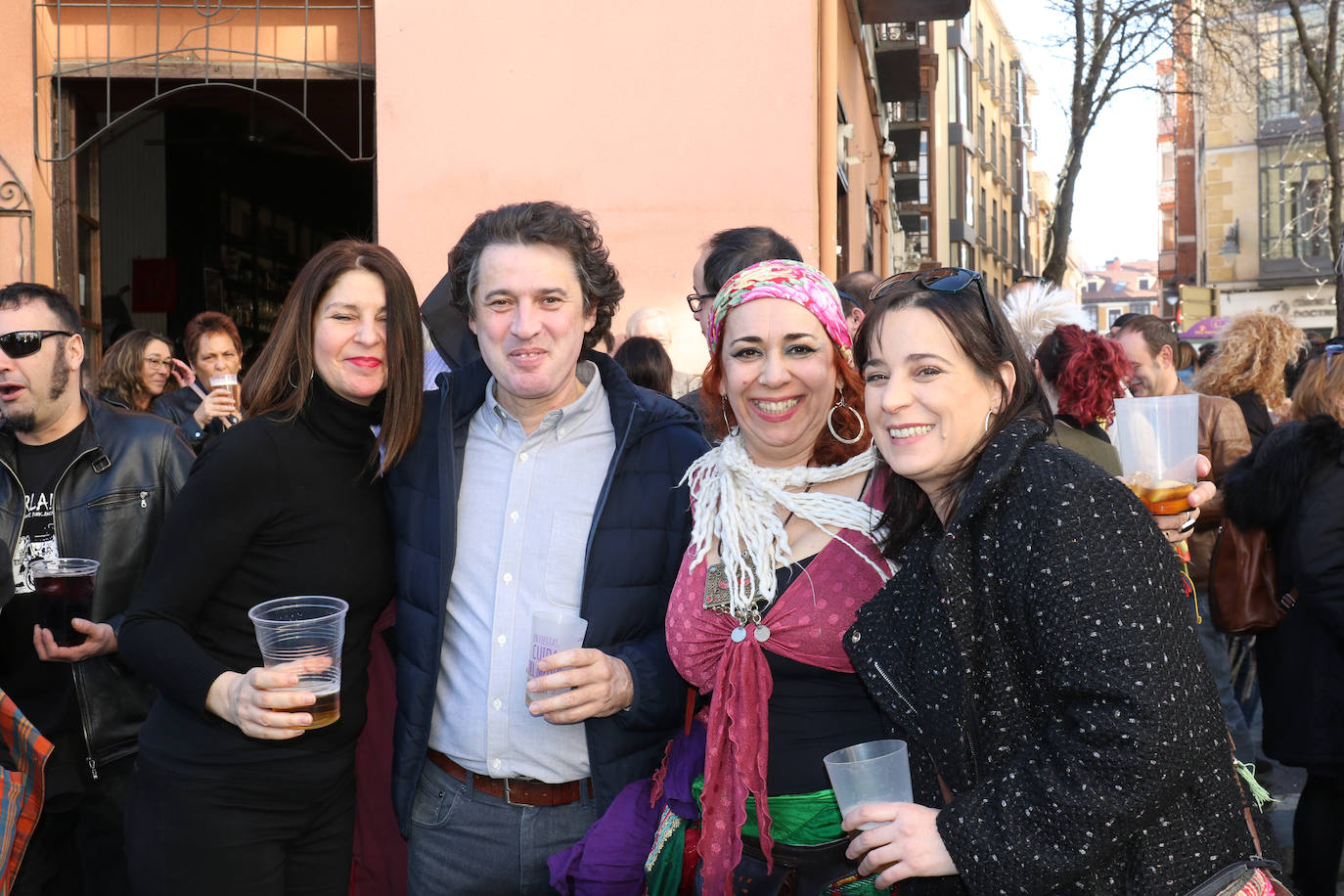 Cientos de personas han participado en la mañana de este domingo en la fiesta de despedida del mítico bar Penicilino, que reabrirá cuando se reforme el edificio. 