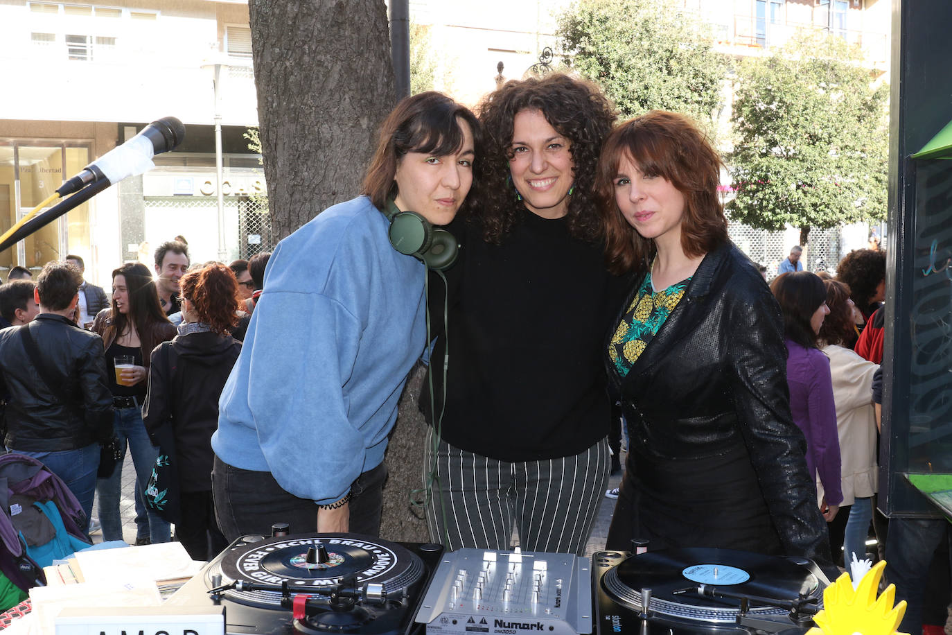 Cientos de personas han participado en la mañana de este domingo en la fiesta de despedida del mítico bar Penicilino, que reabrirá cuando se reforme el edificio. 