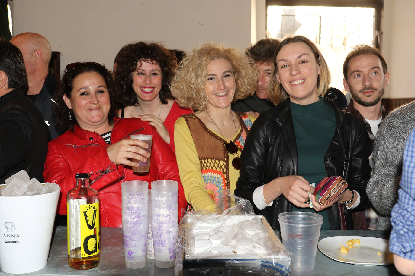 Cientos de personas han participado en la mañana de este domingo en la fiesta de despedida del mítico bar Penicilino, que reabrirá cuando se reforme el edificio. 