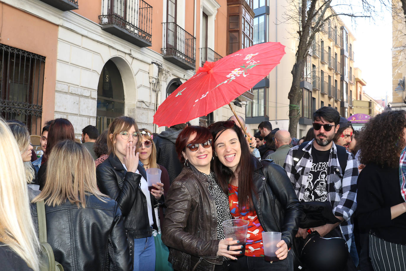 Cientos de personas han participado en la mañana de este domingo en la fiesta de despedida del mítico bar Penicilino, que reabrirá cuando se reforme el edificio. 