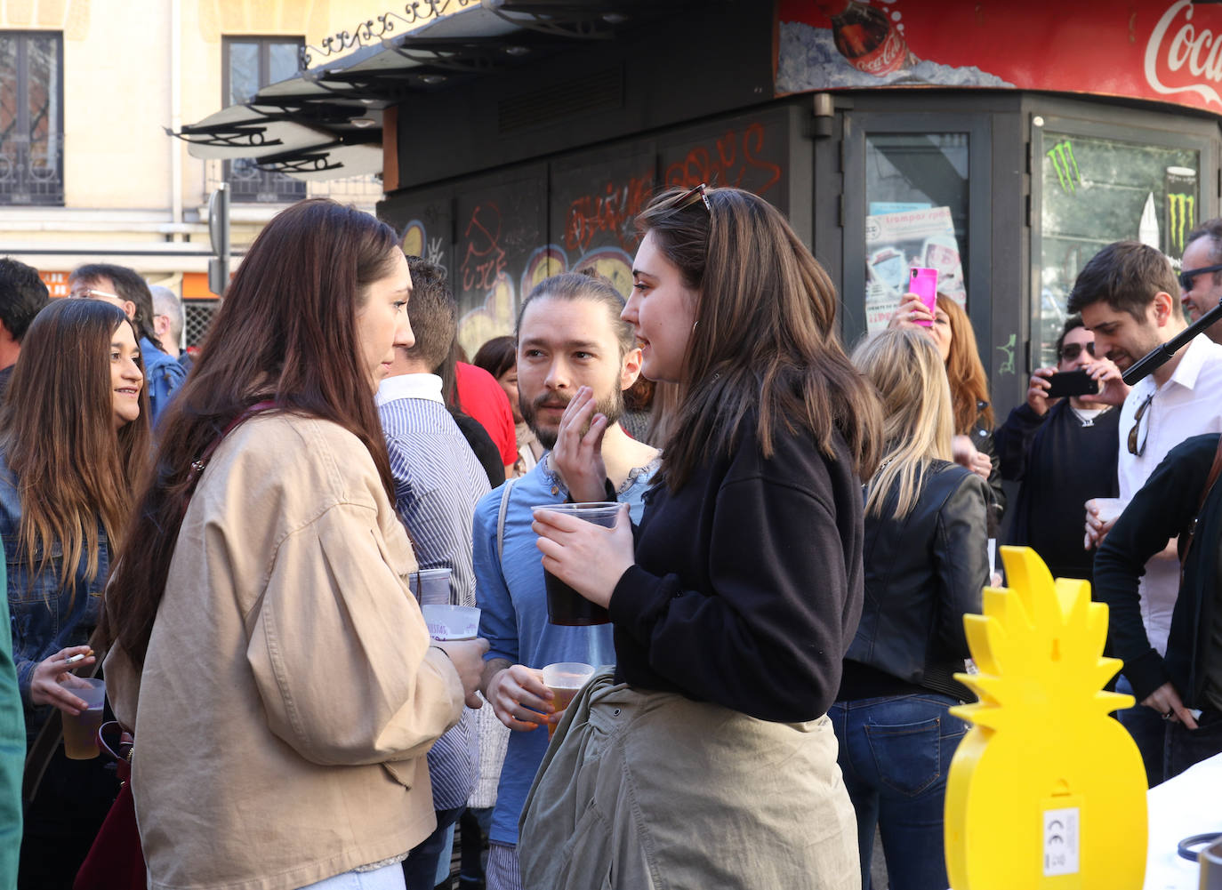 Cientos de personas han participado en la mañana de este domingo en la fiesta de despedida del mítico bar Penicilino, que reabrirá cuando se reforme el edificio. 