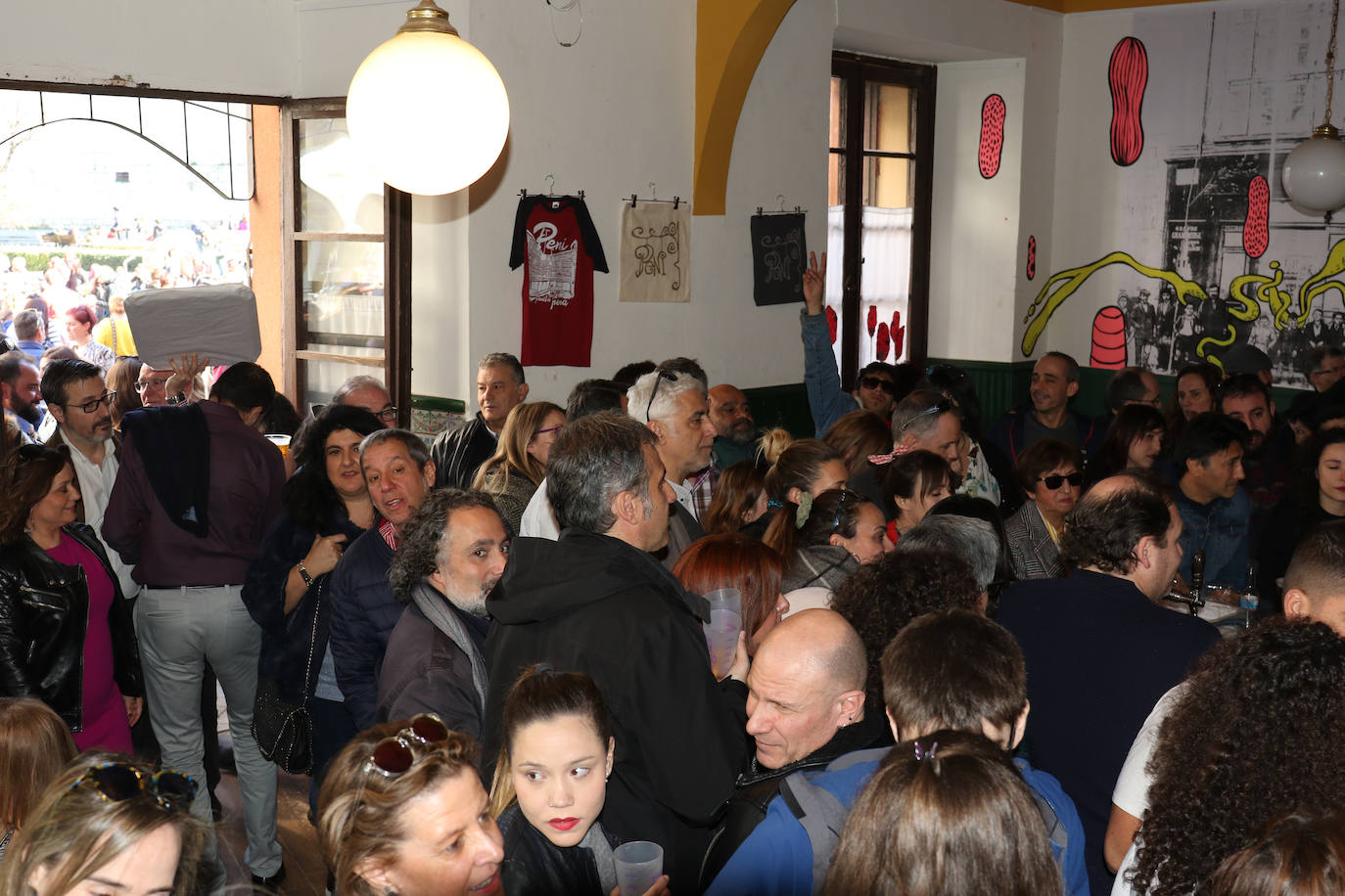 Cientos de personas han participado en la mañana de este domingo en la fiesta de despedida del mítico bar Penicilino, que reabrirá cuando se reforme el edificio. 