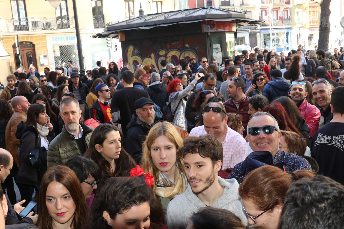 Cientos de personas han participado en la mañana de este domingo en la fiesta de despedida del mítico bar Penicilino, que reabrirá cuando se reforme el edificio. 