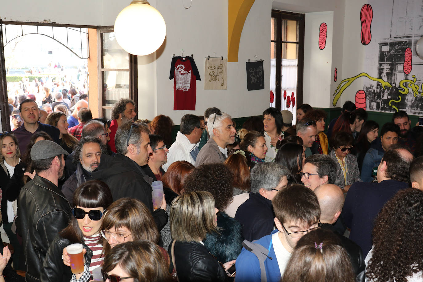 Cientos de personas han participado en la mañana de este domingo en la fiesta de despedida del mítico bar Penicilino, que reabrirá cuando se reforme el edificio. 