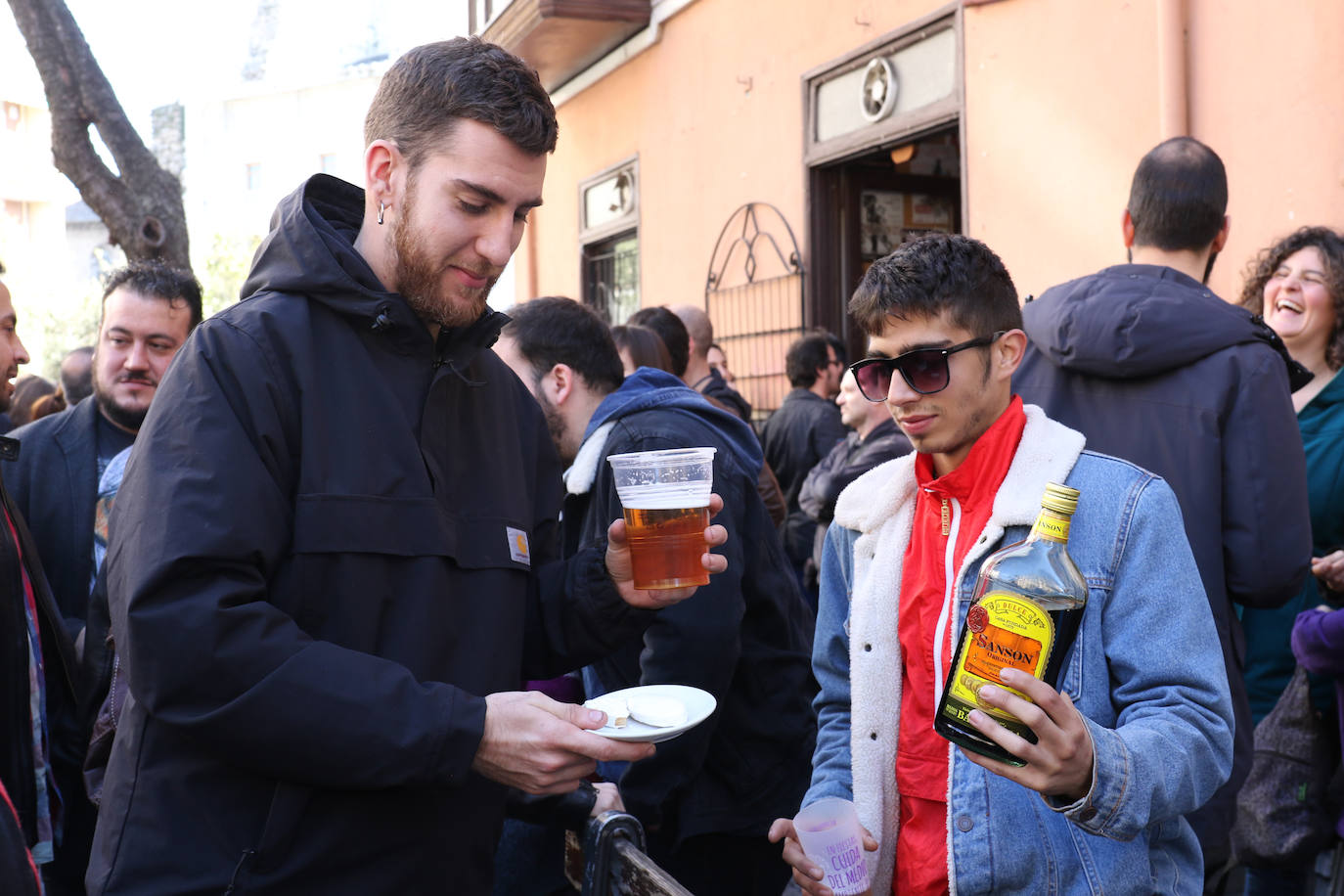 Cientos de personas han participado en la mañana de este domingo en la fiesta de despedida del mítico bar Penicilino, que reabrirá cuando se reforme el edificio. 