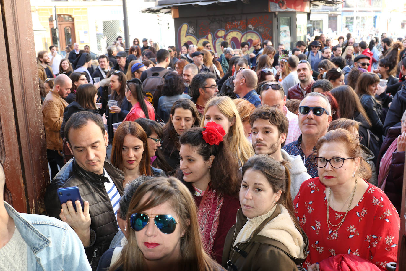 Cientos de personas han participado en la mañana de este domingo en la fiesta de despedida del mítico bar Penicilino, que reabrirá cuando se reforme el edificio. 