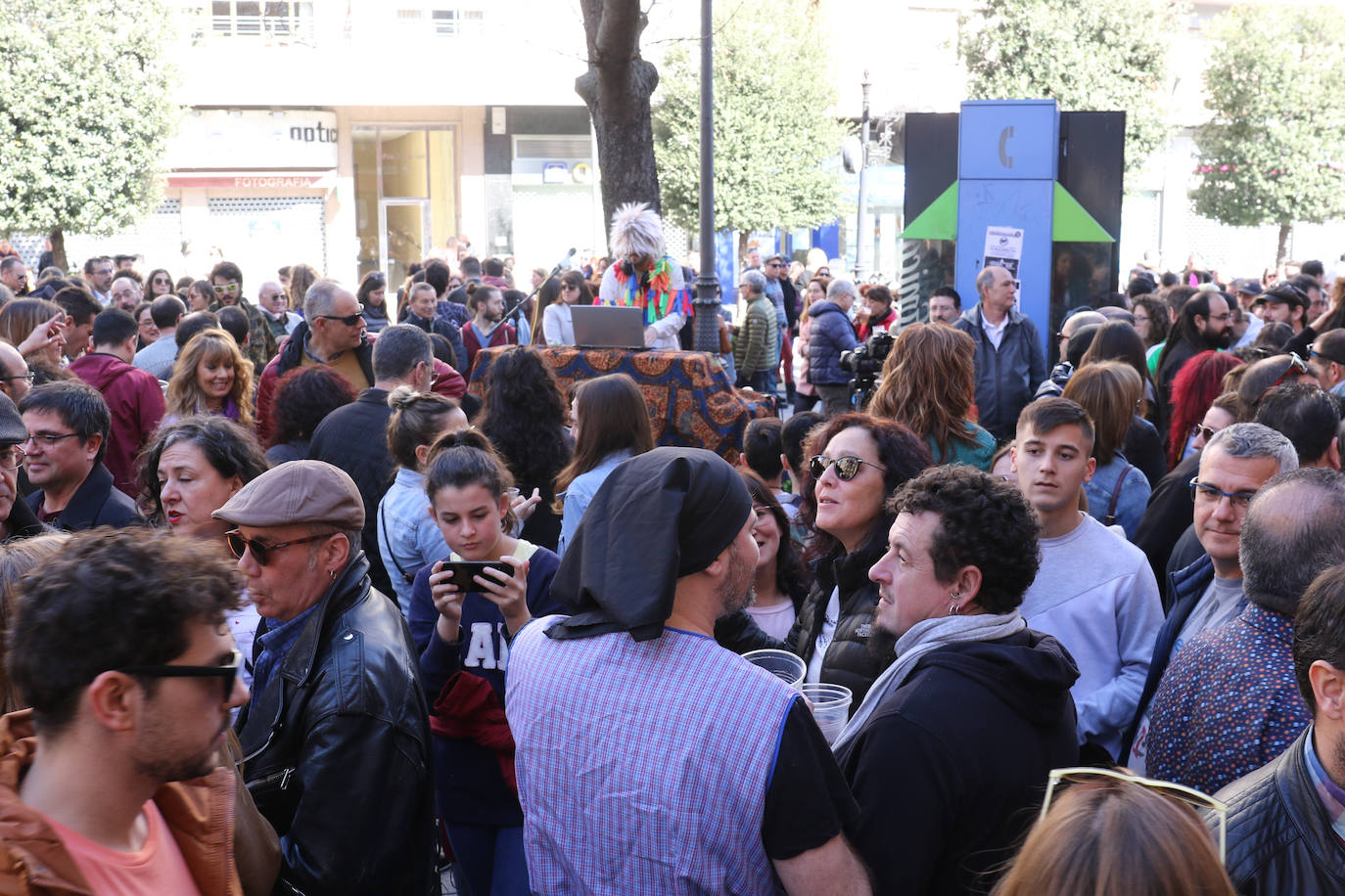 Cientos de personas han participado en la mañana de este domingo en la fiesta de despedida del mítico bar Penicilino, que reabrirá cuando se reforme el edificio. 