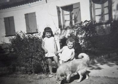 Imagen secundaria 1 - Arriba, Araceli con su moto en el grupo San Alberto Magno y sus hijas Isabel (la mayor) y Araceli, debajo, en los años sesenta.