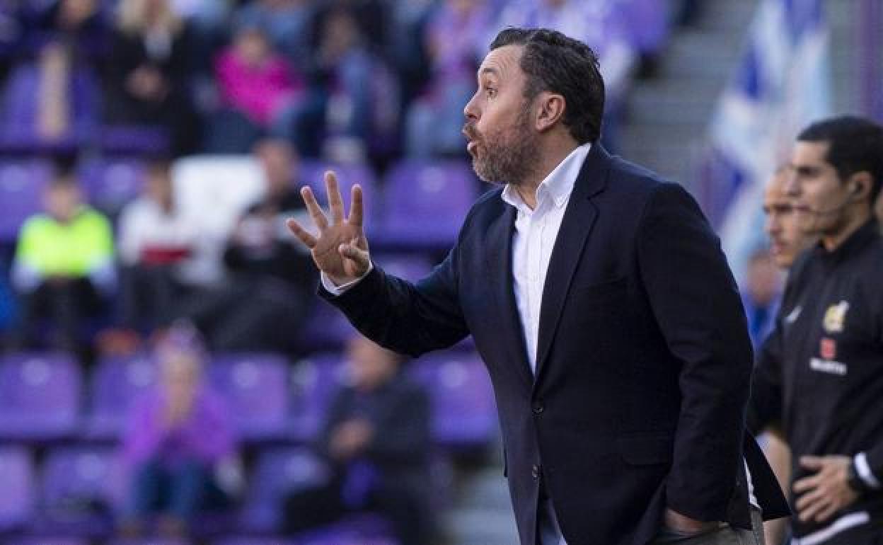 Sergio González da instrucciones en la banda durante el partido.