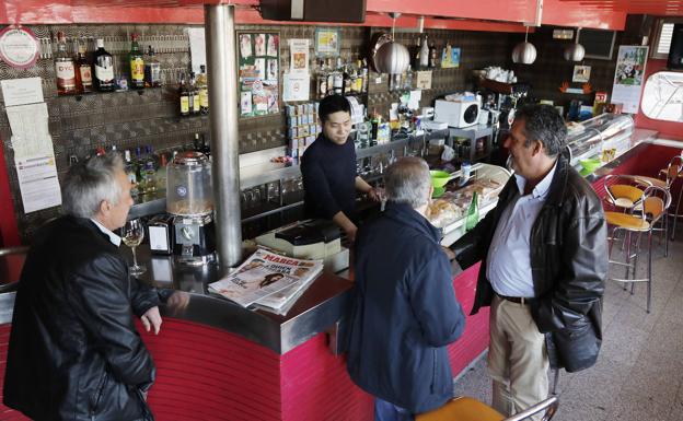 Julito atiende a sus clientes en el bar Cantábrico en la avenida Cardenal Cisneros. 