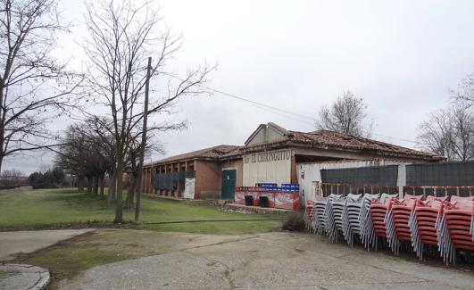 Las sillas de la terraza del chirinquito de Juan, ante las antiguas escuelas y la capilla del poblado de Tafisa.