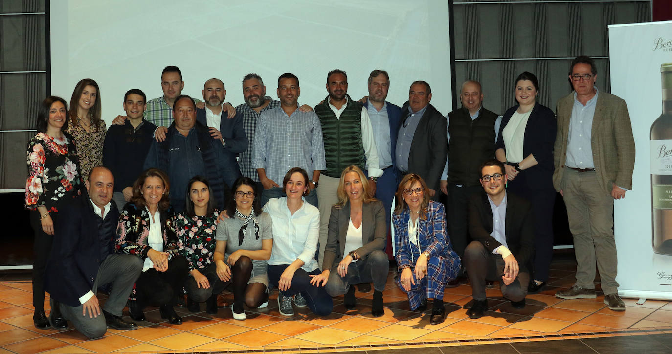 El equipo de enólogas, sumiller y resto de compañeros del grupo González Byas que acudieron ayer a la cata. 