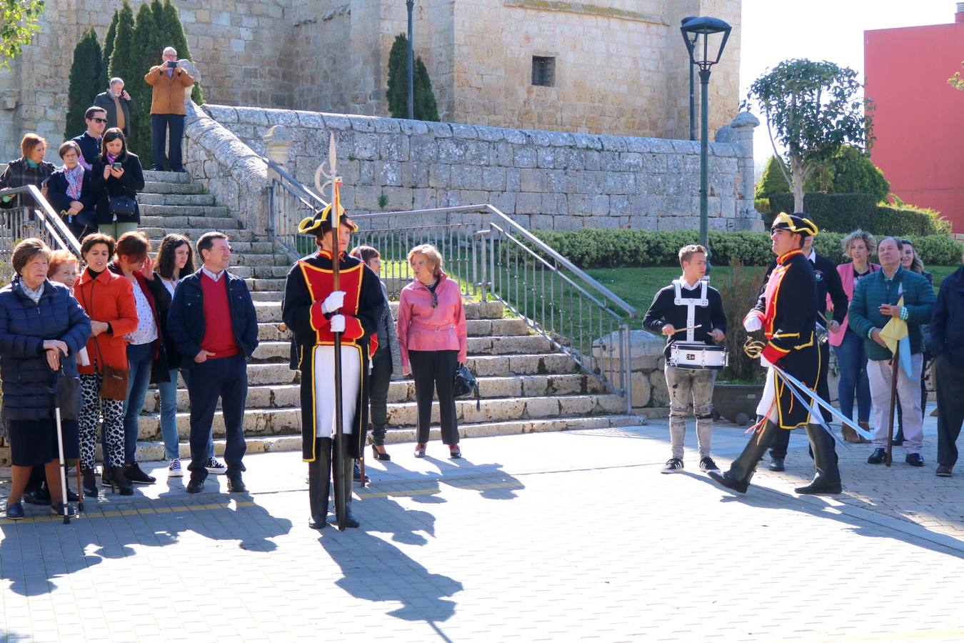 Los niños portaron los banderines durante la celebración y los hermanos de la Cofradía de Ánimas desfilaron por las principales calles de la localidad