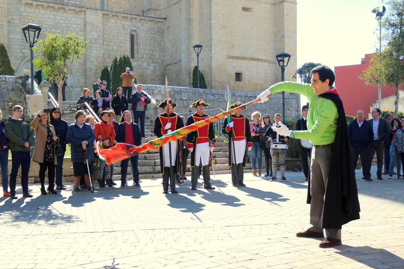 Los niños portaron los banderines durante la celebración y los hermanos de la Cofradía de Ánimas desfilaron por las principales calles de la localidad