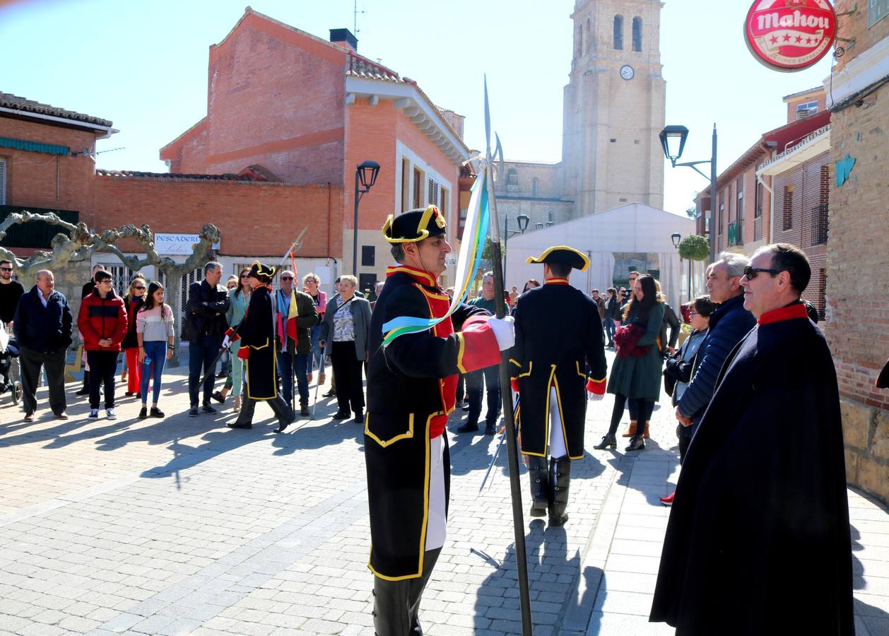 Los niños portaron los banderines durante la celebración y los hermanos de la Cofradía de Ánimas desfilaron por las principales calles de la localidad