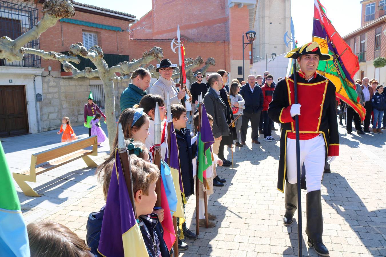 Los niños portaron los banderines durante la celebración y los hermanos de la Cofradía de Ánimas desfilaron por las principales calles de la localidad