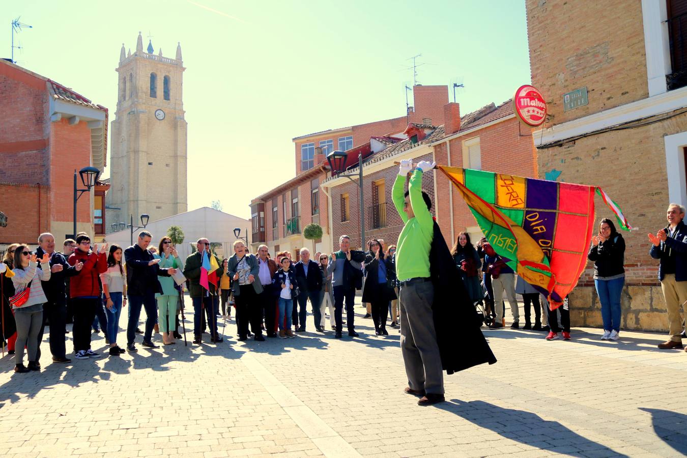 Los niños portaron los banderines durante la celebración y los hermanos de la Cofradía de Ánimas desfilaron por las principales calles de la localidad