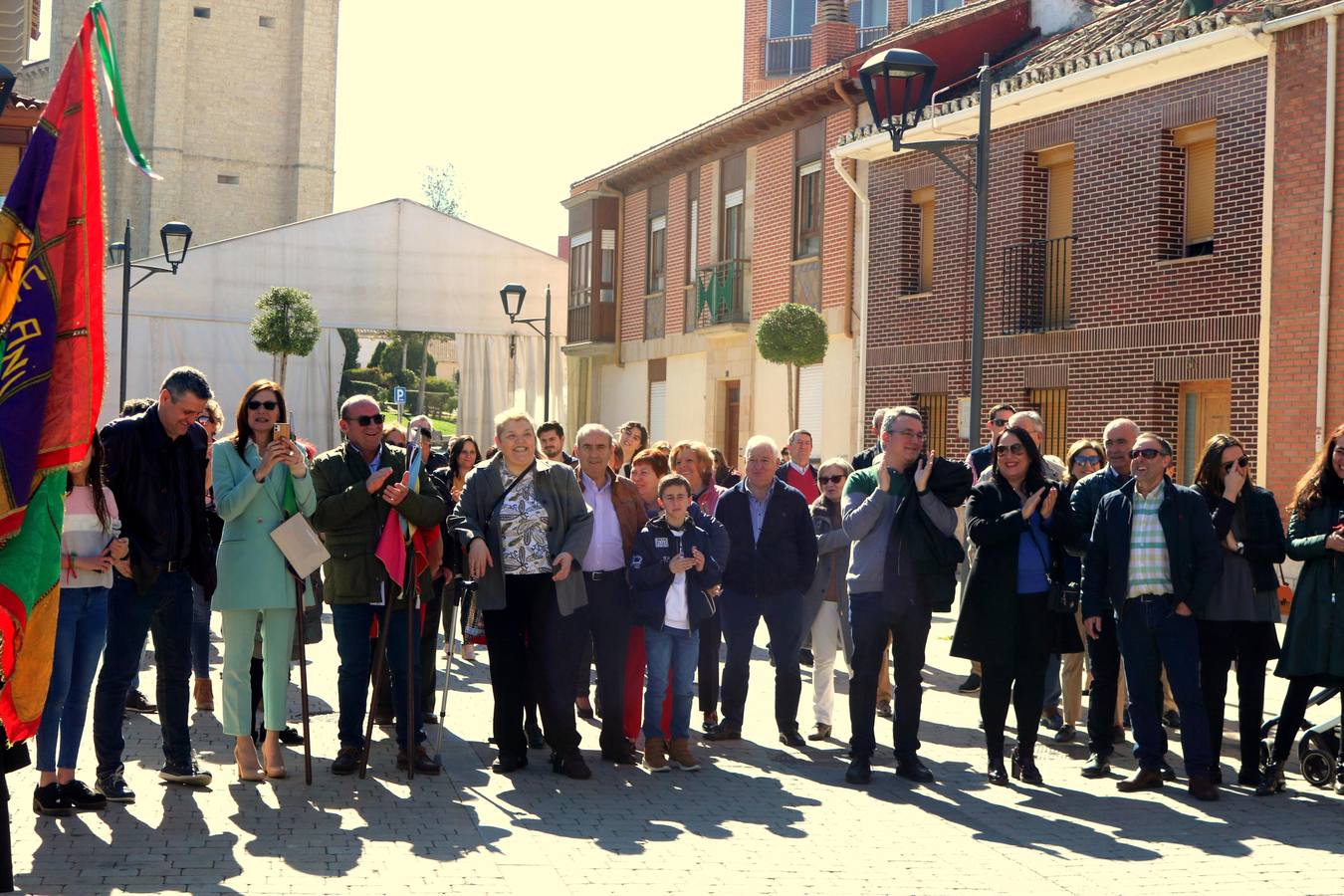 Los niños portaron los banderines durante la celebración y los hermanos de la Cofradía de Ánimas desfilaron por las principales calles de la localidad