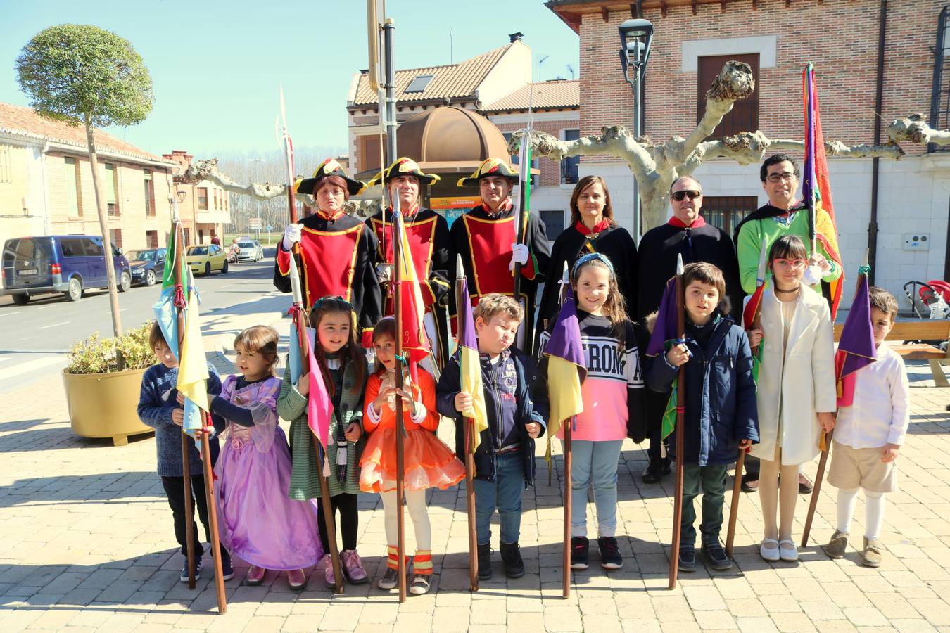 Los niños portaron los banderines durante la celebración y los hermanos de la Cofradía de Ánimas desfilaron por las principales calles de la localidad