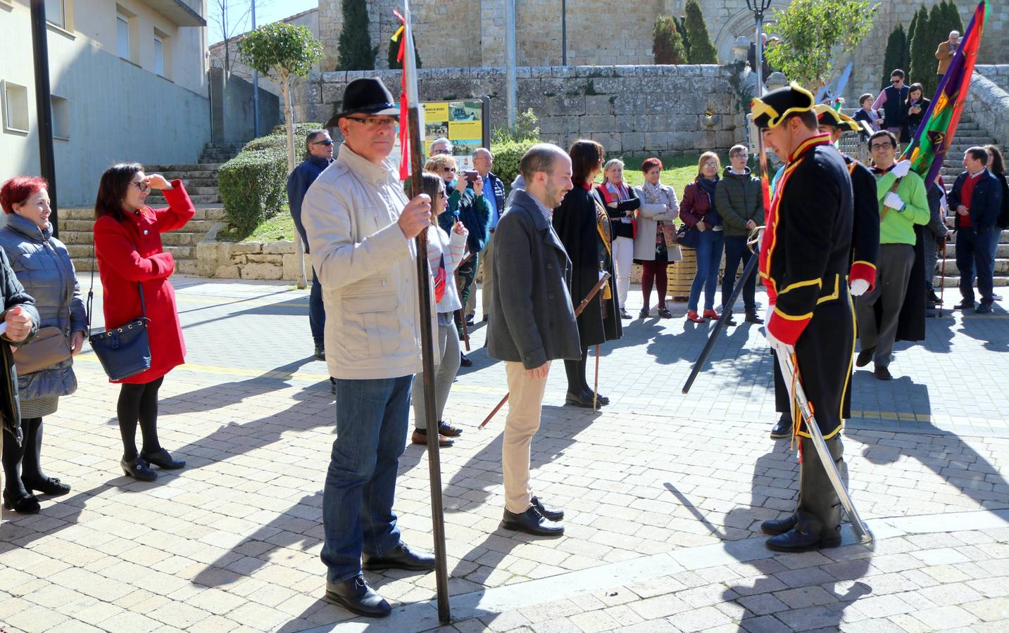 Los niños portaron los banderines durante la celebración y los hermanos de la Cofradía de Ánimas desfilaron por las principales calles de la localidad