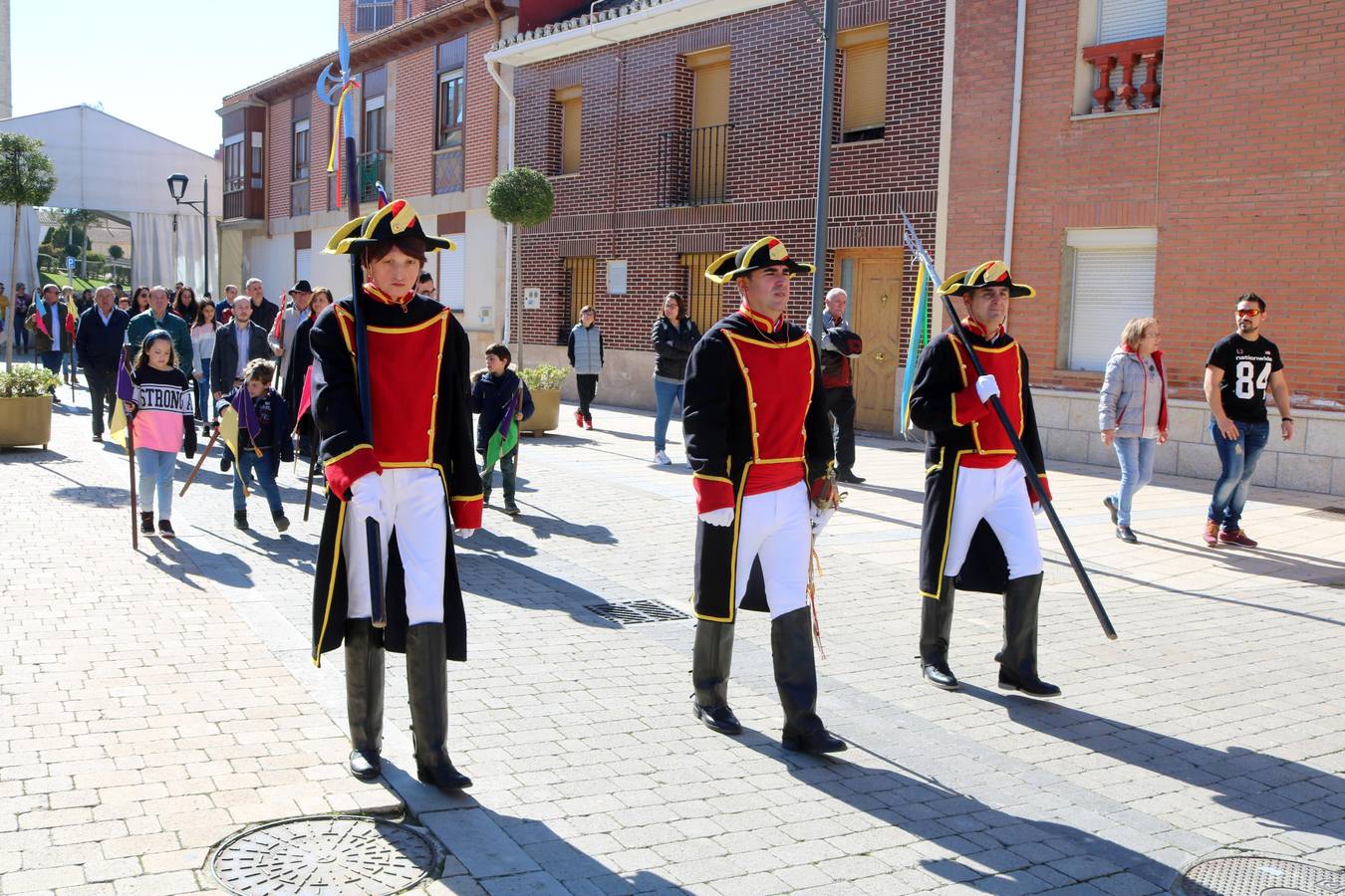 Los niños portaron los banderines durante la celebración y los hermanos de la Cofradía de Ánimas desfilaron por las principales calles de la localidad