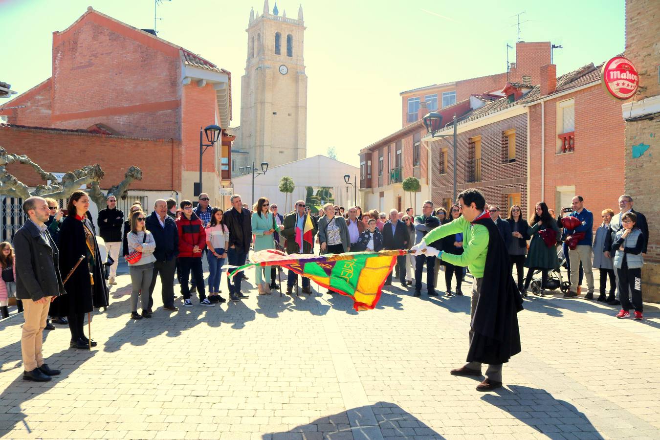 Los niños portaron los banderines durante la celebración y los hermanos de la Cofradía de Ánimas desfilaron por las principales calles de la localidad