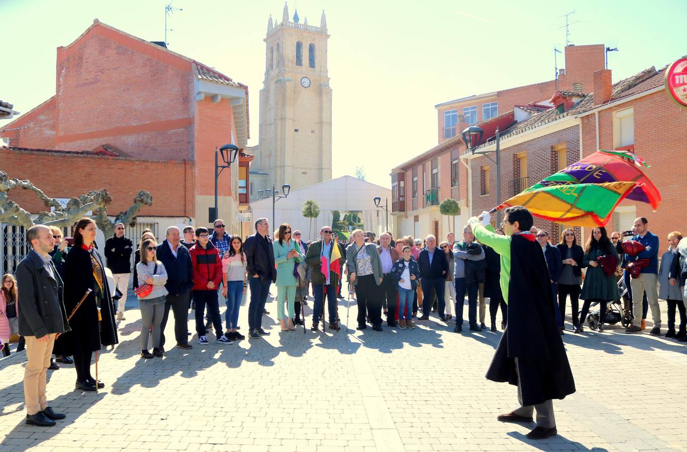 Los niños portaron los banderines durante la celebración y los hermanos de la Cofradía de Ánimas desfilaron por las principales calles de la localidad