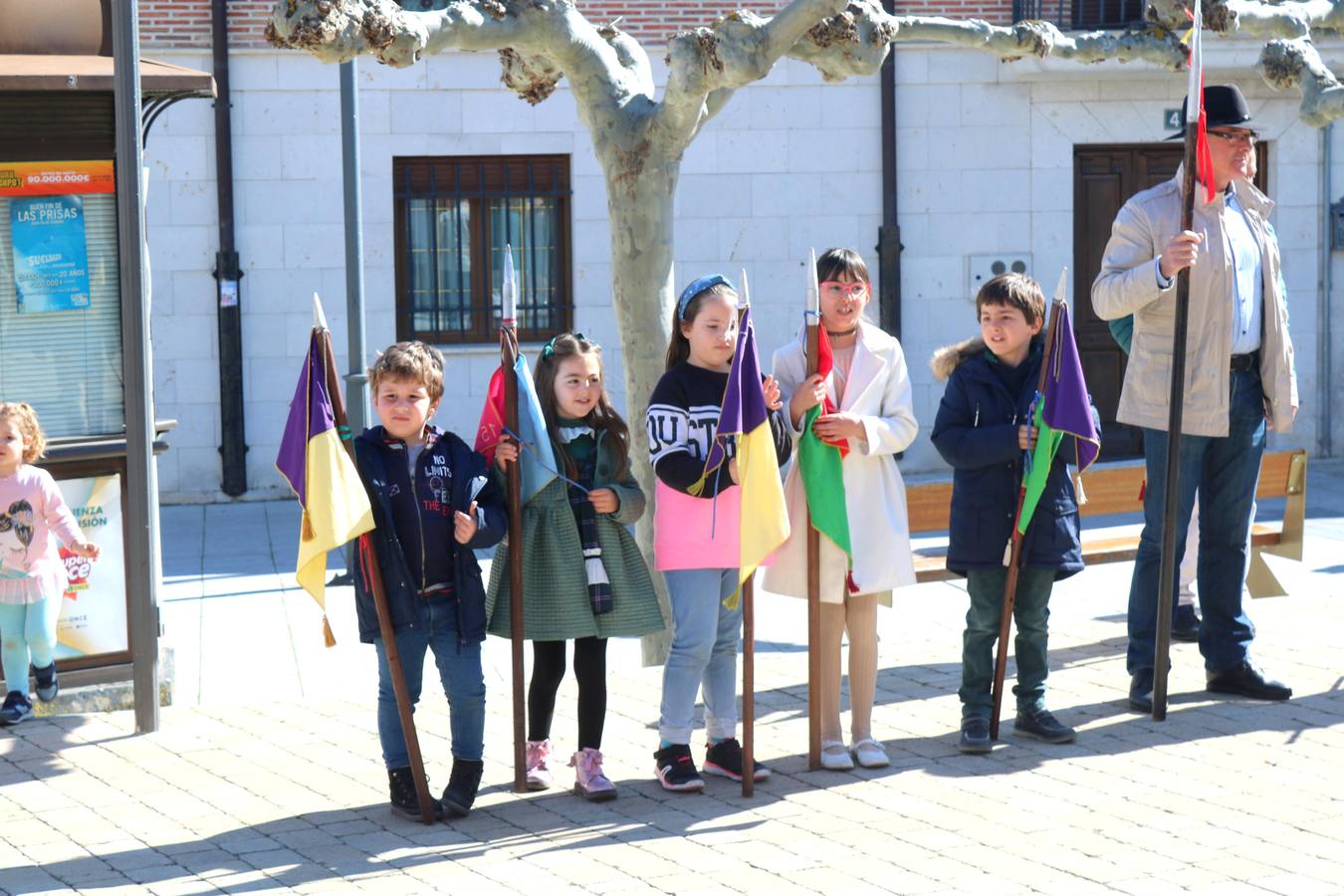 Los niños portaron los banderines durante la celebración y los hermanos de la Cofradía de Ánimas desfilaron por las principales calles de la localidad