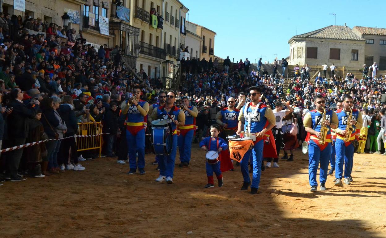 Tres charangas locales llevan la alegría de la música a rincones variados de Ciudad Rodrigo
