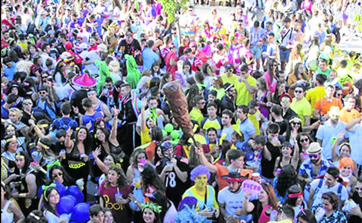 Numerosos peñistas en en el tradicional pregón de fiestas de Laguna de Duero. 