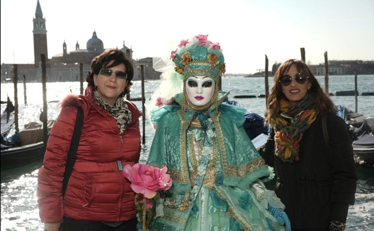 Mª Ángeles Villanueva (izqda) y Eva Carrascal, dos mujeres de Valladolid estos días en Venecia. 