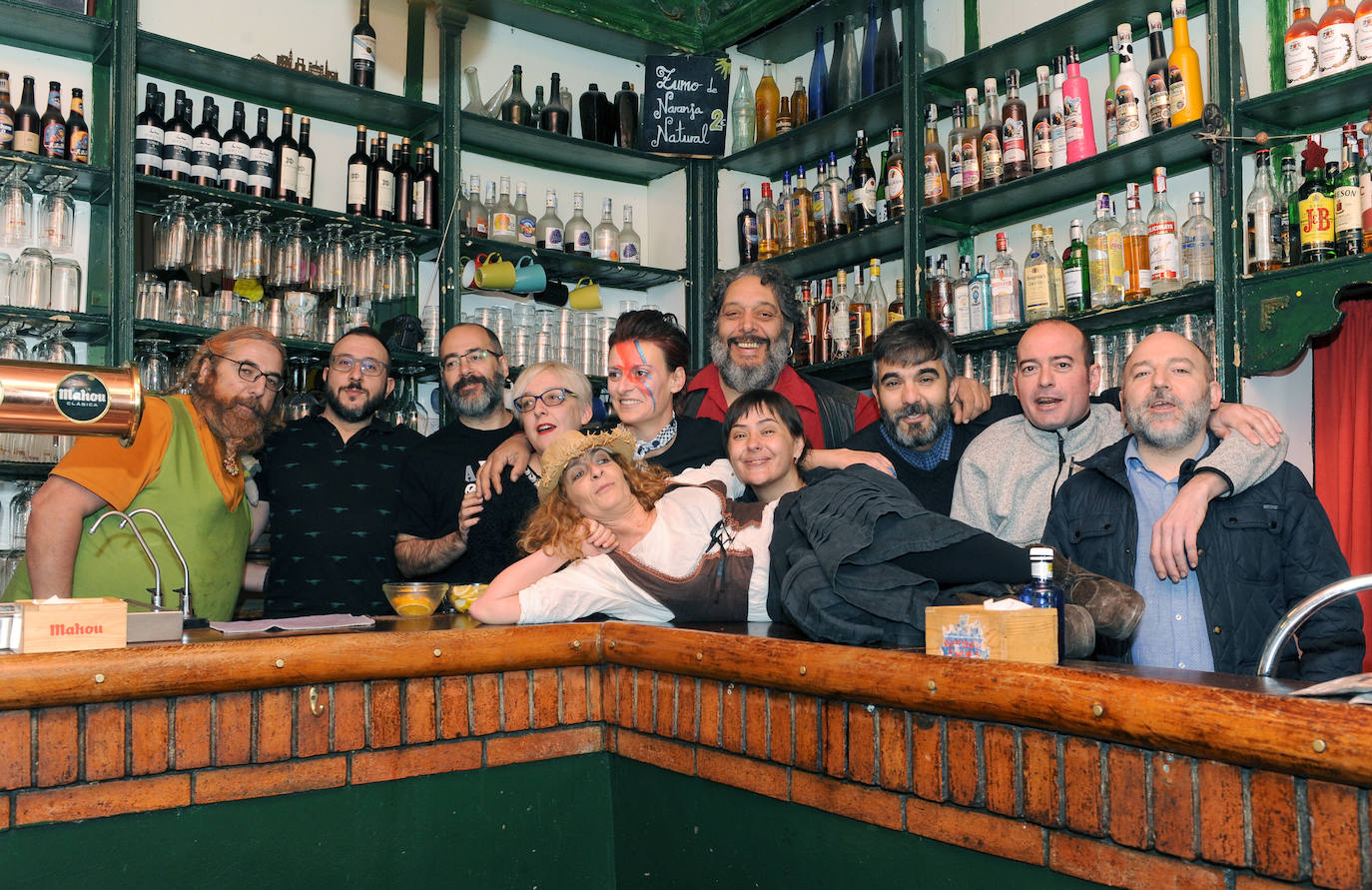 Cientos de personas han participado en la mañana de este domingo en la fiesta de despedida del mítico bar Penicilino, que reabrirá cuando se reforme el edificio. 