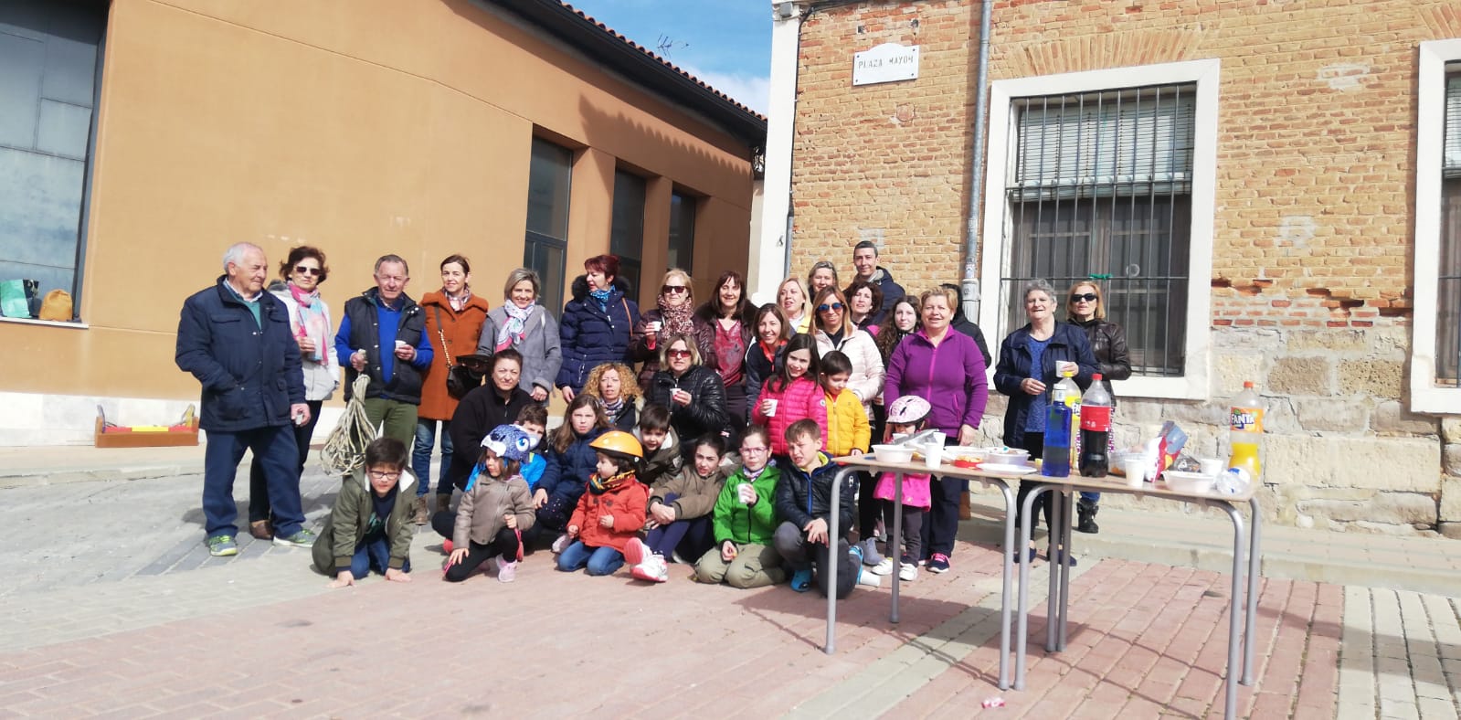 Los más pequeños de la localidad vallisoletana cambian los caballos por sus bicis en la carrera de cintas. 