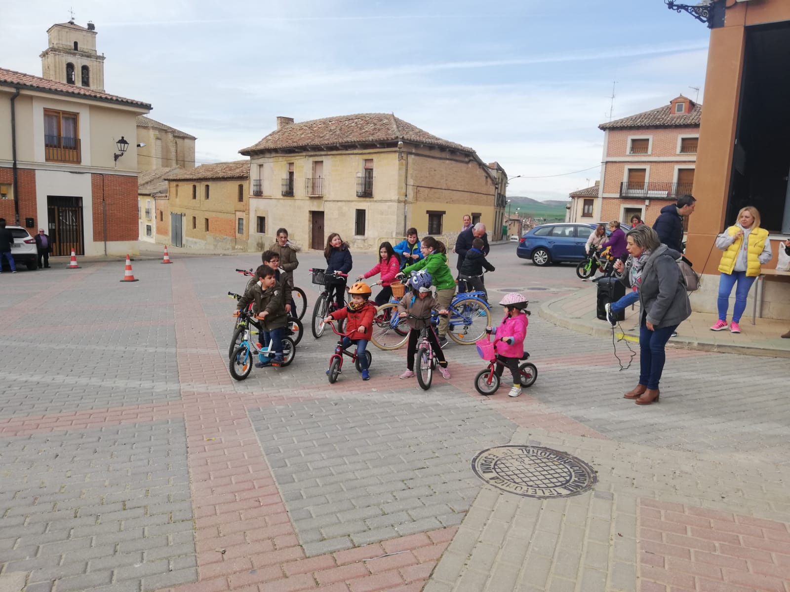 Los más pequeños de la localidad vallisoletana cambian los caballos por sus bicis en la carrera de cintas. 