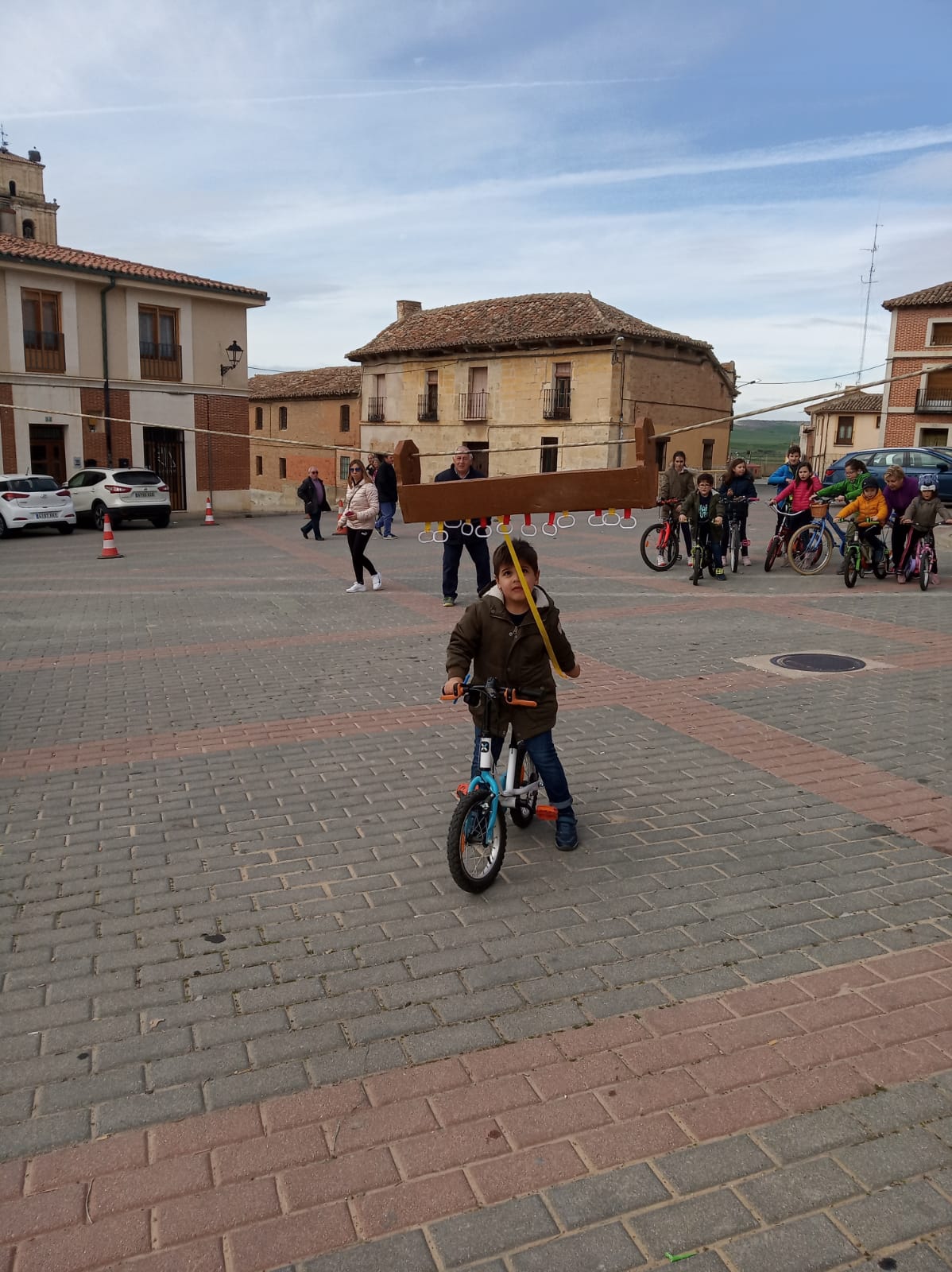 Los más pequeños de la localidad vallisoletana cambian los caballos por sus bicis en la carrera de cintas. 