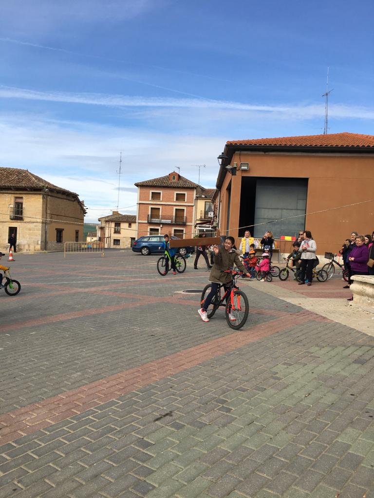 Los más pequeños de la localidad vallisoletana cambian los caballos por sus bicis en la carrera de cintas. 