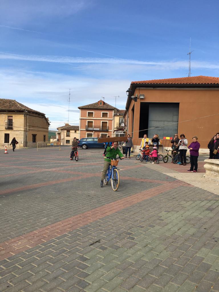 Los más pequeños de la localidad vallisoletana cambian los caballos por sus bicis en la carrera de cintas. 