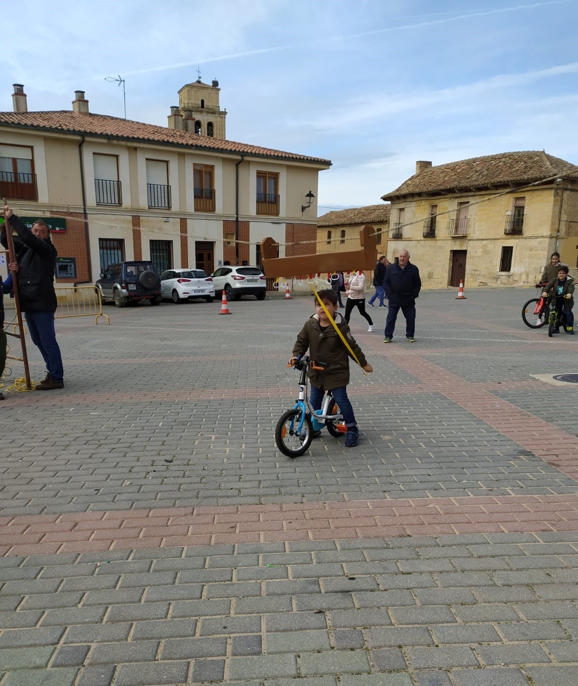 Los más pequeños de la localidad vallisoletana cambian los caballos por sus bicis en la carrera de cintas. 