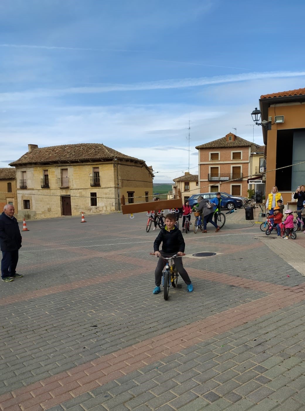 Los más pequeños de la localidad vallisoletana cambian los caballos por sus bicis en la carrera de cintas. 