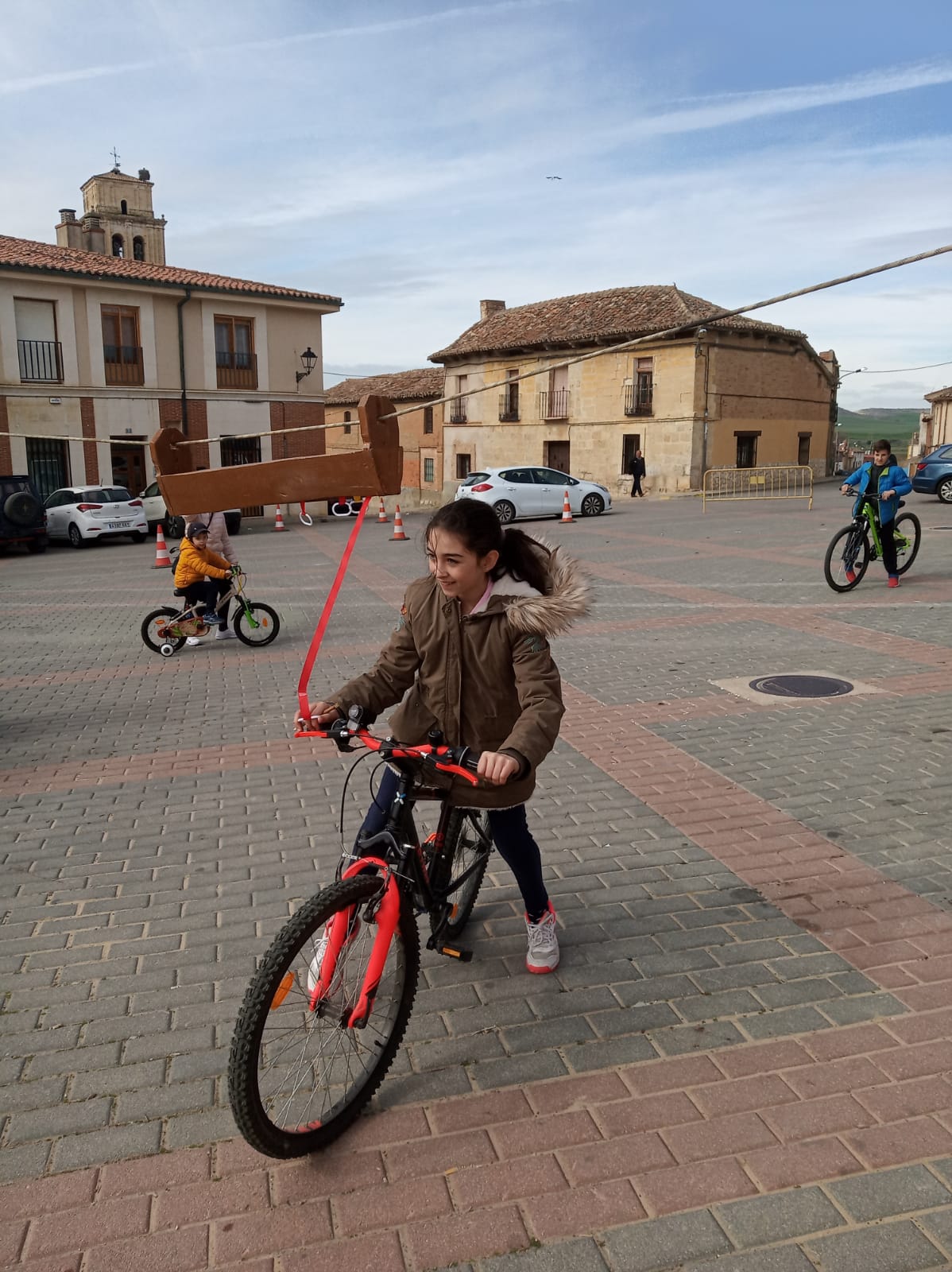 Los más pequeños de la localidad vallisoletana cambian los caballos por sus bicis en la carrera de cintas. 