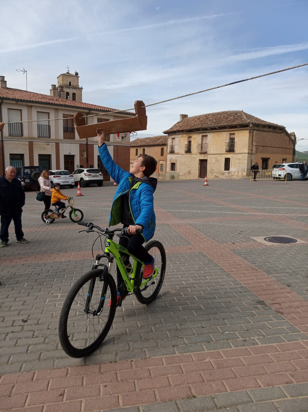 Los más pequeños de la localidad vallisoletana cambian los caballos por sus bicis en la carrera de cintas. 