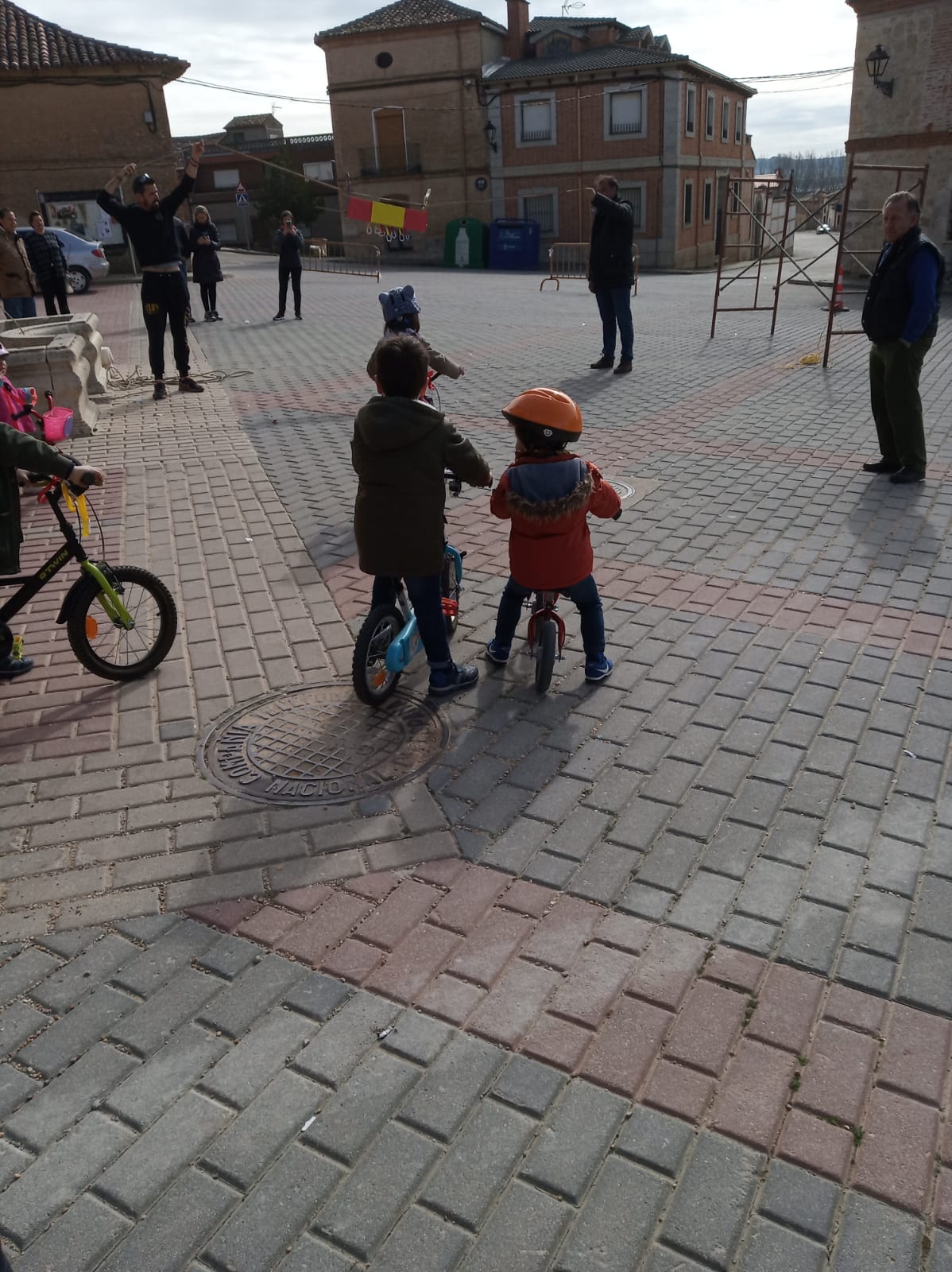 Los más pequeños de la localidad vallisoletana cambian los caballos por sus bicis en la carrera de cintas. 