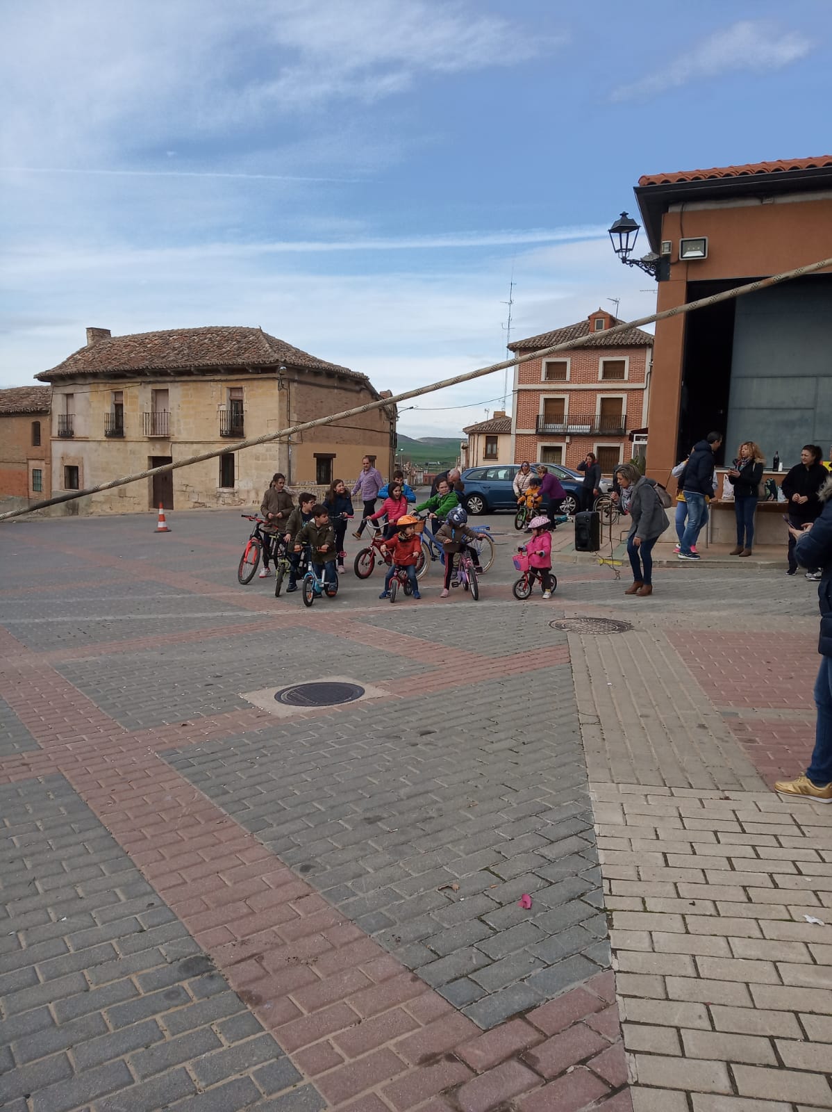 Los más pequeños de la localidad vallisoletana cambian los caballos por sus bicis en la carrera de cintas. 