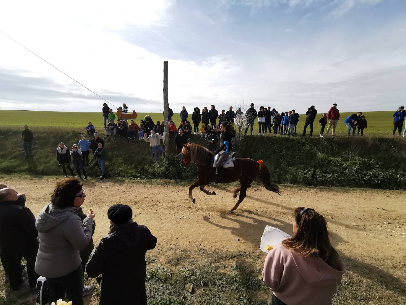 Los quintos cumplen con la tradición de carnaval. 